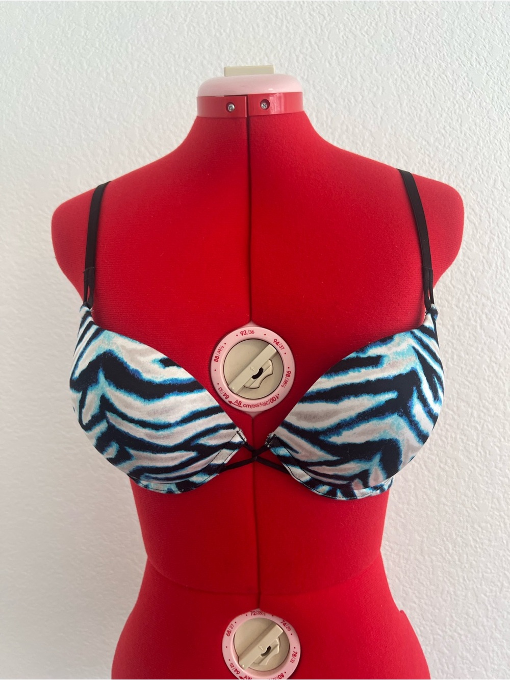 Victoria's Secret Miraculous Plunge Push-Up Underwire Zebra Bra Size 36A